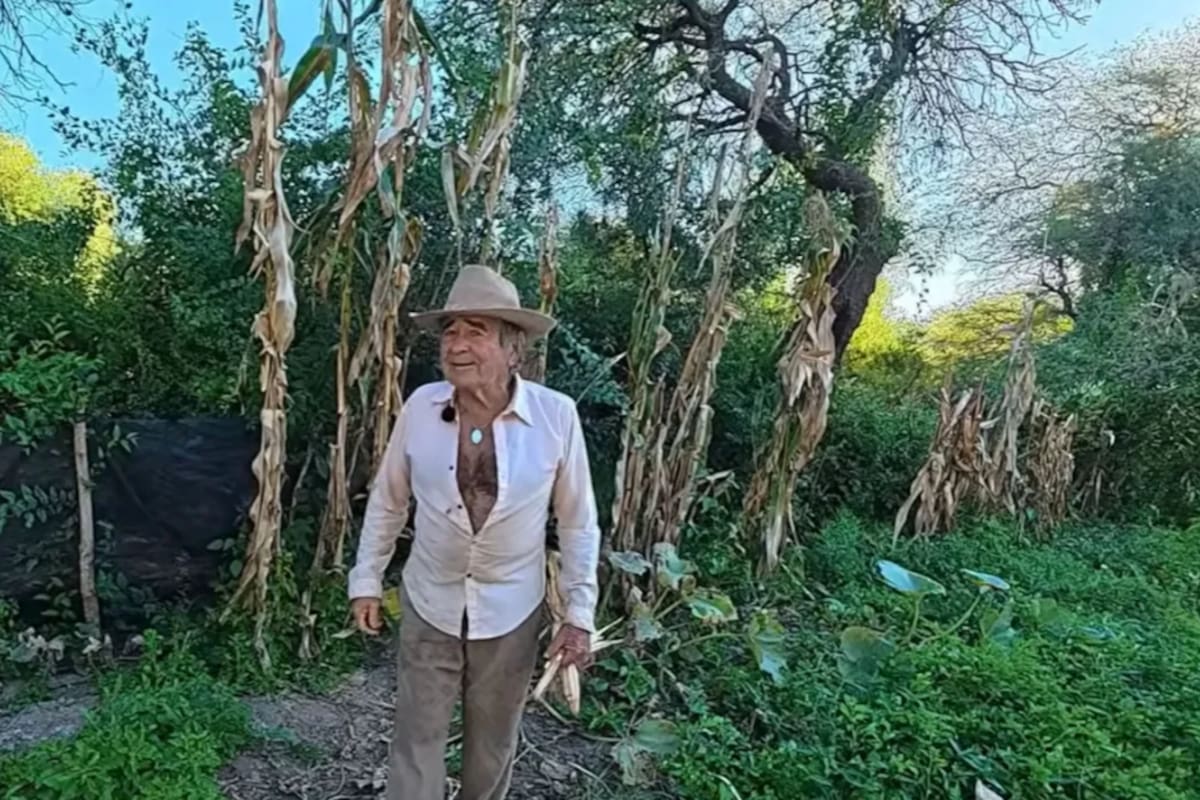Santos Becerra, productor rural de 67 años, en su vivienda del monte cordobés, rodeado de naturaleza en San Javier, Córdoba.