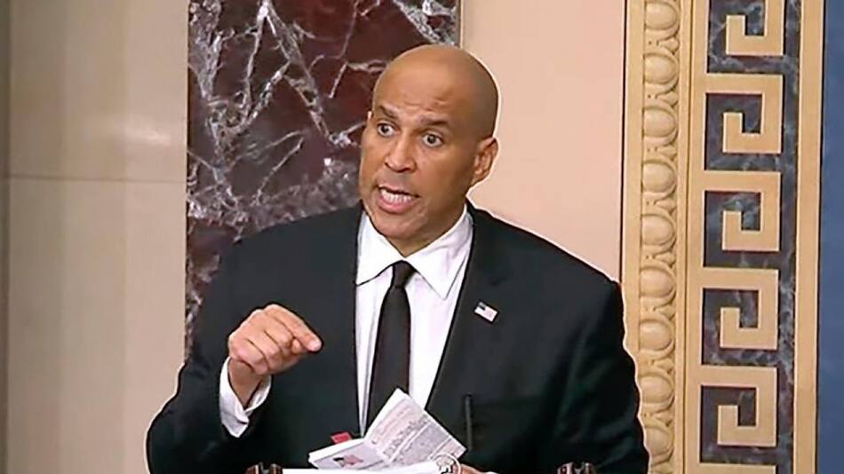 El senador demócrata Cory Booker, quien dio un discurso de más de 25 horas de duración. Foto: X/@PopBase.