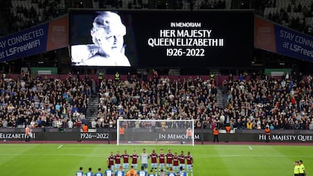 Homenaje en Europa League para la reina Isabel II. Foto: REUTERS