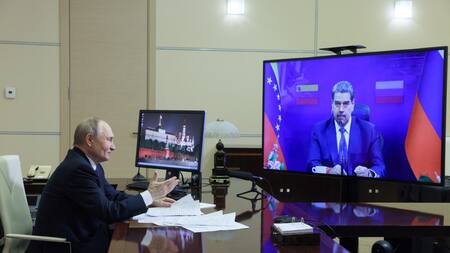 Vladimir Putin habló con Nicolás Maduro por el 80 aniversario de la relación entre Rusia y Venezuela. Foto: Reuters/Sputnik/Mikhail Metzel.