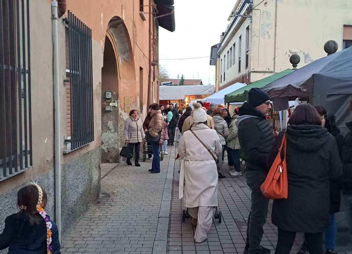 Personas caminan por una feria local en San Giorgio su Legnano, Italia.