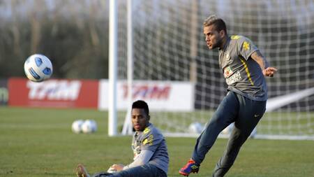 Robinho y Dani Alves, ambos acusados de violación. Foto: NA.