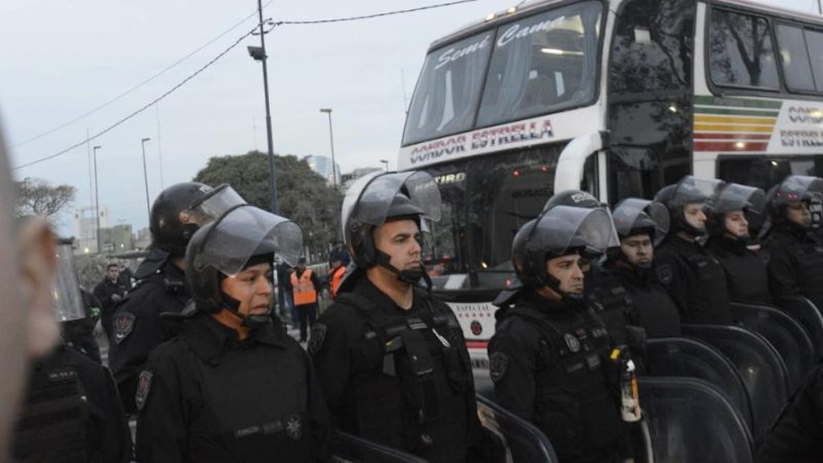 Salida de micro de Terminal de Retiro tras corte de vecinos del Barrio 31