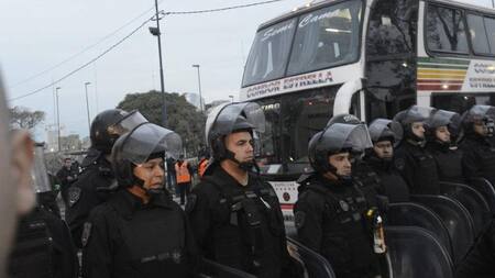Salida de micro de Terminal de Retiro tras corte de vecinos del Barrio 31