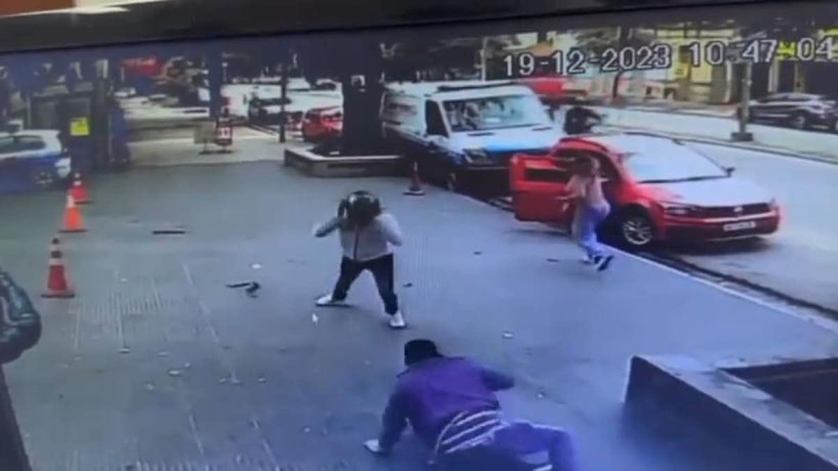 Vecinos en Tucumán lincharon a dos motochorros que robaron el bolso de un hombre en la puerta de un sanatorio