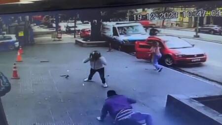 Vecinos linchando a ladrones en Tucumán. Foto: captura video
