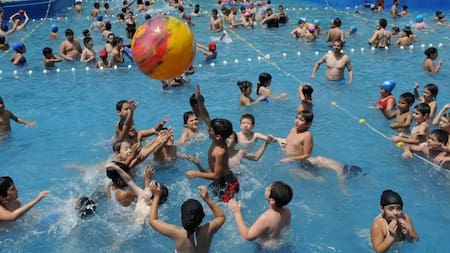 Colonia de vacaciones, pileta, verano, NA