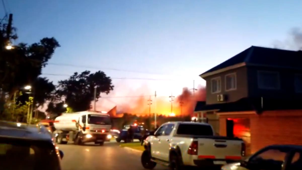 Voraz incendio en Lomas de Zamora: el fuego consumió dos fábricas de artefactos plásticos y debieron evacuar a los vecinos