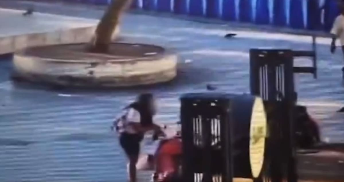 Una pareja abandonó a una beba de siete meses en Plaza Miserere. Foto: captura de video X/ @Ricdelsur