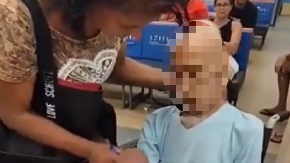 Una mujer llevó a su tío a firmar un documento, pero estaba muerto. Foto: captura video.