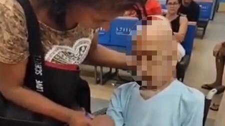 Una mujer llevó a su tío a firmar un documento, pero estaba muerto. Foto: captura video.