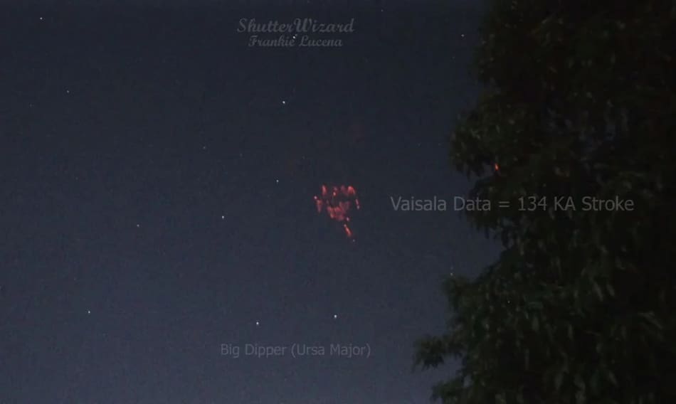 Duendes rojos fotografiados cerca de la Osa Mayor durante una fuerte tormenta eléctrica, justo al noroeste de Puerto Rico. Foto: NA.