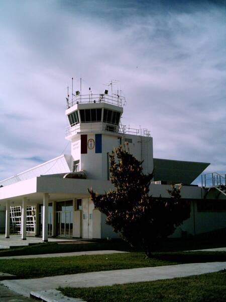 Torre de control del Aeropuerto de Sauce Viejo. Foto: Wikipedia.
