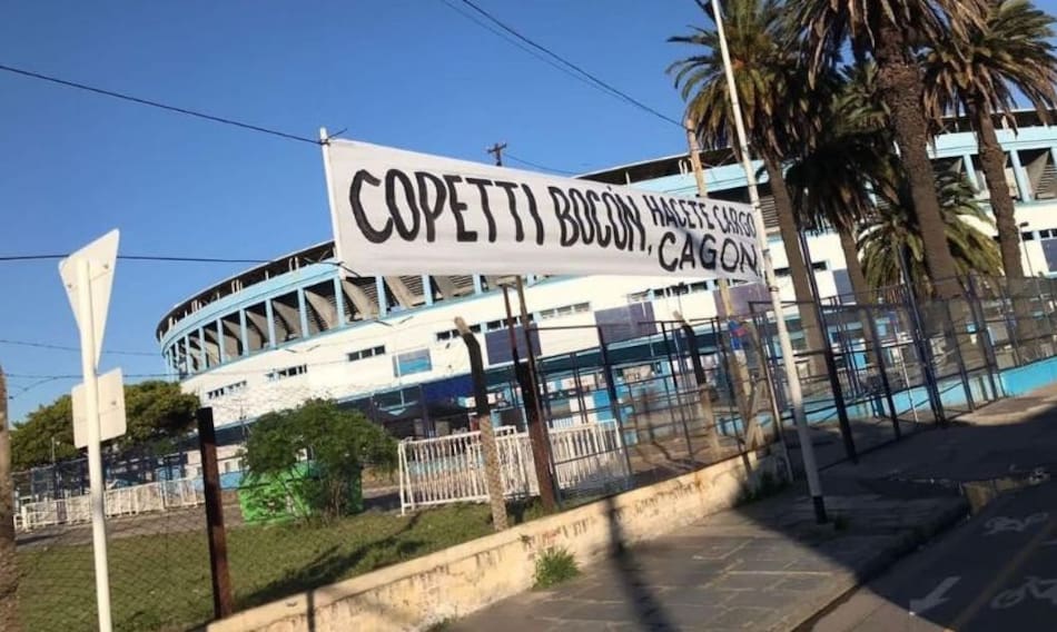Pasacalles contra los jugadores de Racing en Avellaneda. Foto: NA.