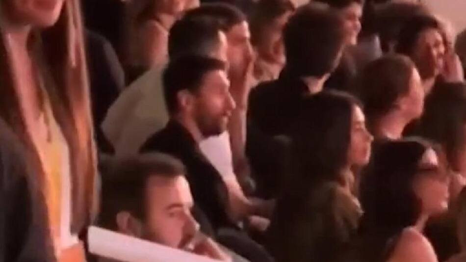 Lionel Messi viendo a Coldplay. Foto: captura.