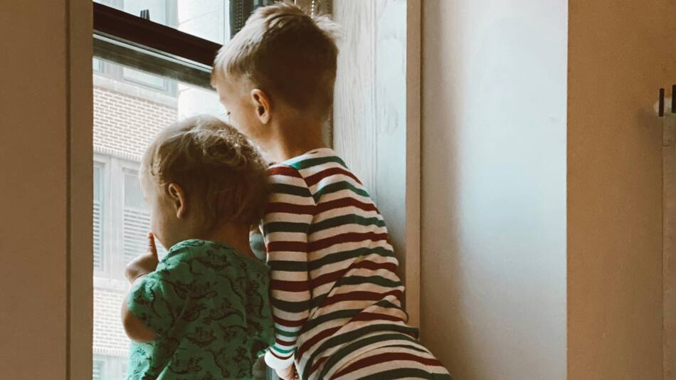 Día Mundial del Hermano. Foto: Pexels.