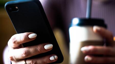 Esta adicción se ve alimentada por la constante actualización y mejora de las aplicaciones. Foto: Unsplash.