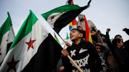 Manifestantes con la nueva bandera de Siria. Foto: Reuters.