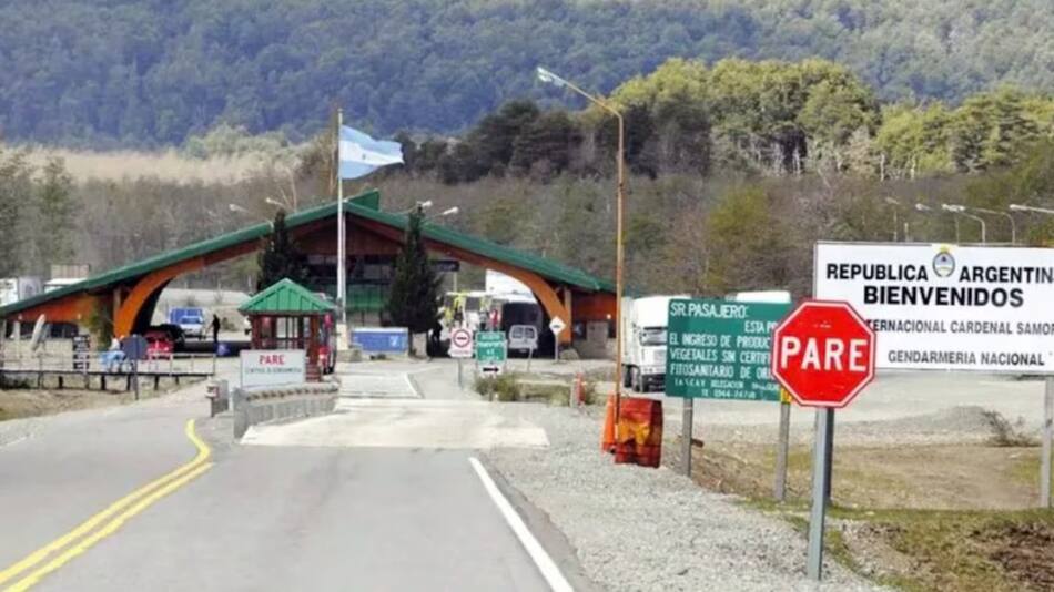 Un hombre intentó cruzar a Chile con su esposa muerta en el auto. Foto: gentileza Noticias 7.