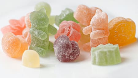 Derivados del petróleo y exceso de azúcar: los motivos por los que no vas a querer comer nunca más gomitas