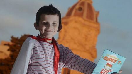 Niño con cáncer creó un seperhéroe para contar su historia