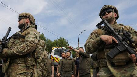 Zelenski junto a las tropas ucranianas. Foto: NA.