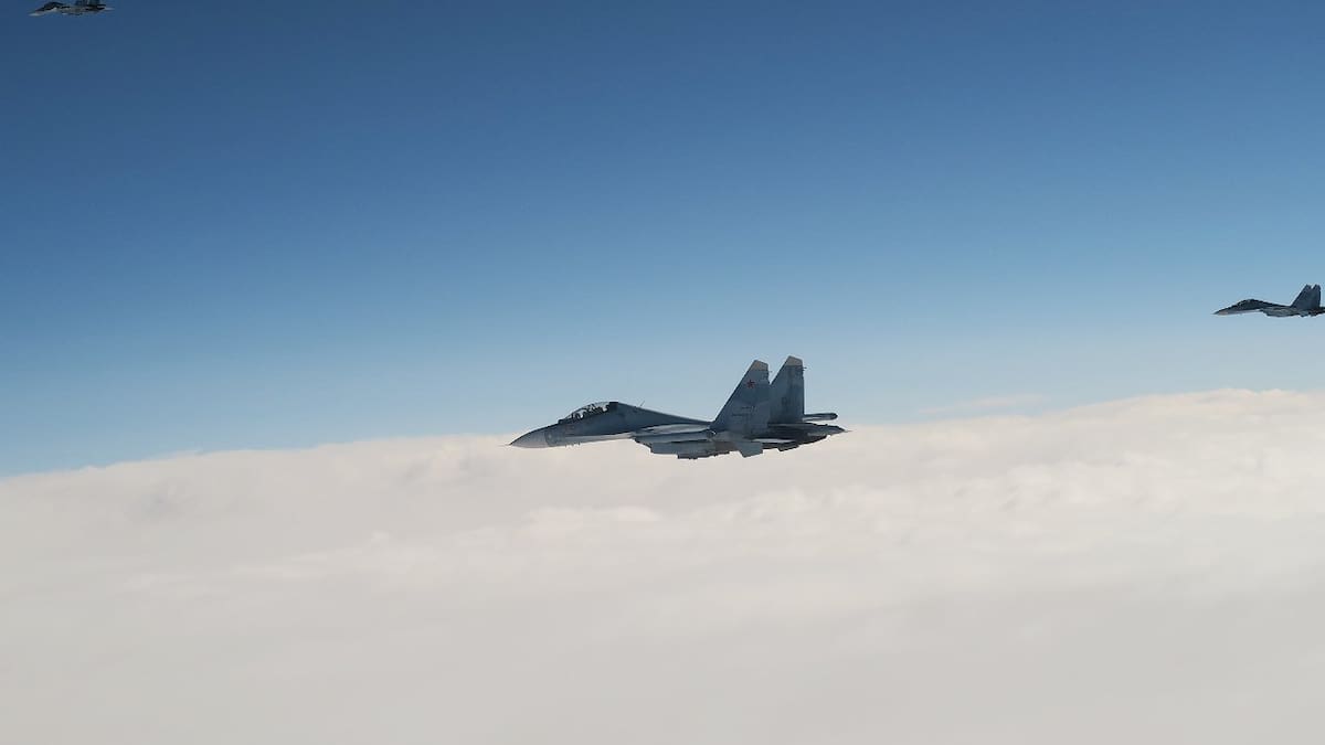 La escuadrilla rusa estaba formada por un avión de transporte Tu-134 y un número no especificado de cazas MiG-31 y Su-30, que fueron interceptados cuando volaban en el espacio aéreo internacional sobre el golfo de Finlandia.
