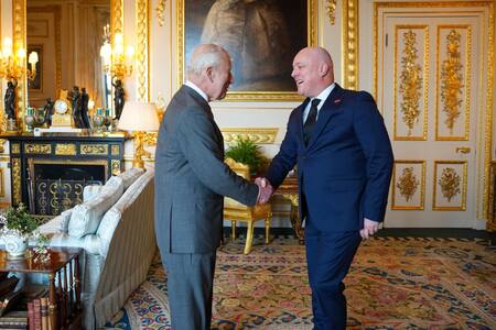 El rey Carlos III junto al primer ministro de Nueza Zelanda, Christopher Luxon. Foto: X/@chrisluxonmp.