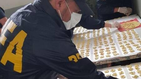 Pastillas de éxtasis en un pelotero inflable