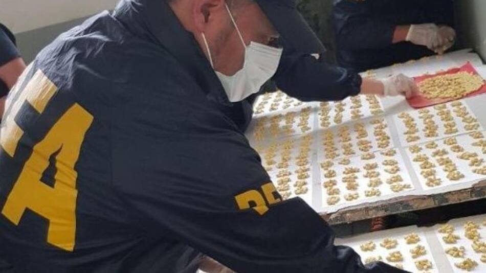 Pastillas de éxtasis en un pelotero inflable