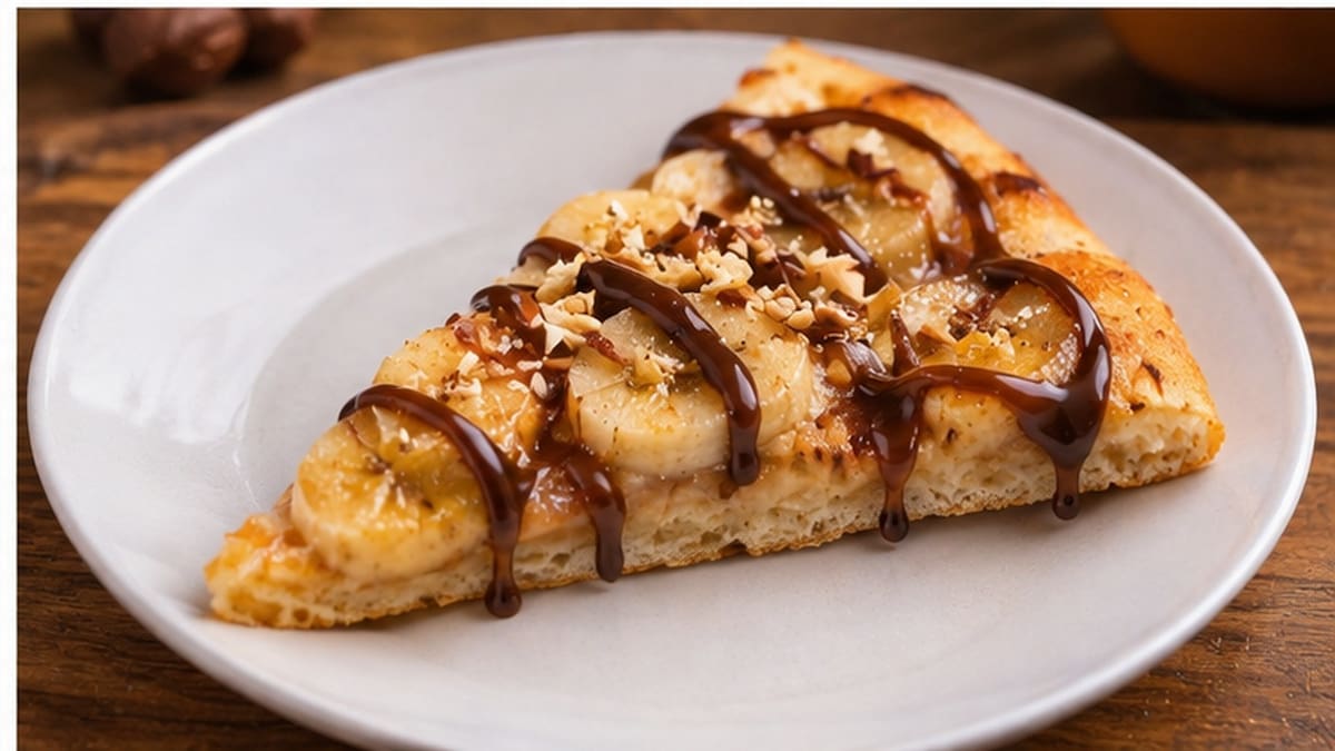 Postre con bananas maduras y masa de pizza.