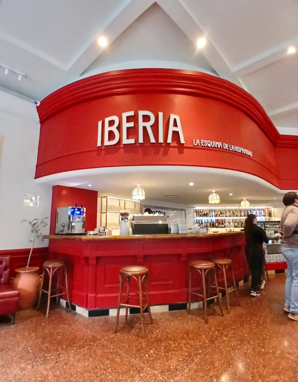 Un café histórico de Buenos Aires fue testigo de una guerra lejana que se vivió como propia