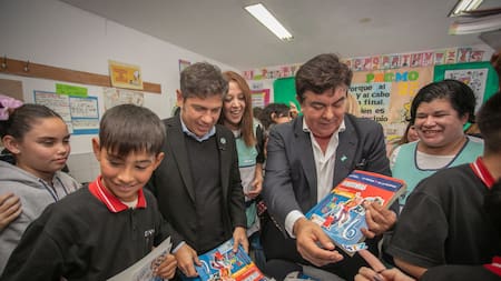 Fernando Espinoza y Axel Kicillof entregaron un millón de manuales y kits escolares. Foto: Prensa.