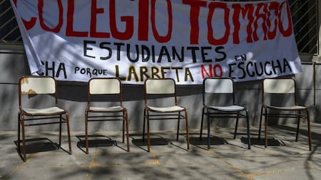 Toma de colegios: alumnos que no adhieren en escuela "Lengüitas" cursarán en Universidad de la Ciudad