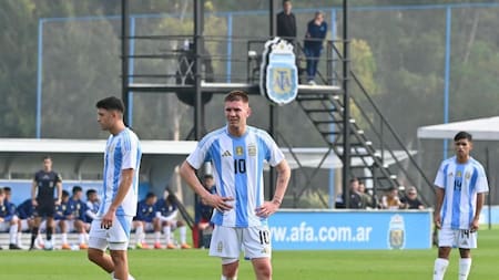 Imágenes polémicas: futbolistas de Senegal golpearon y se burlaron de Franco Mastantuono