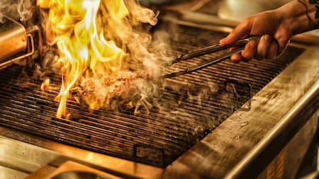 La mejor forma de prender el fuego de la parrilla. Foto: Freepik