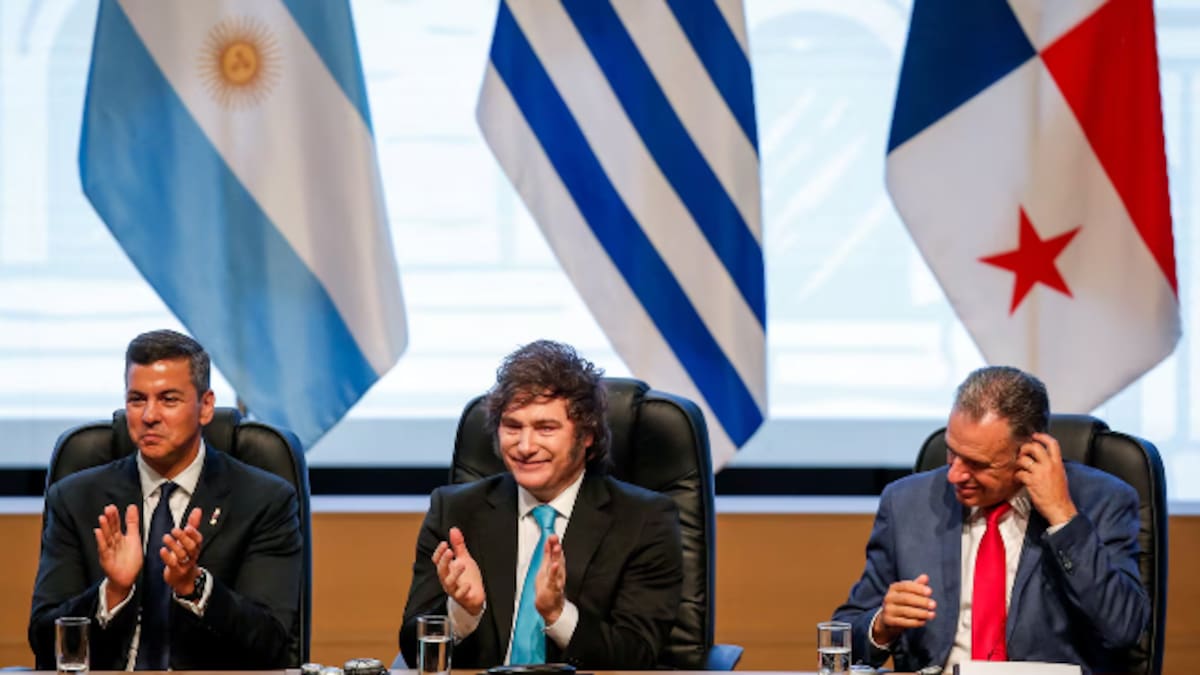 Javier Milei en cumbre junto a líderes latinoamericanos.