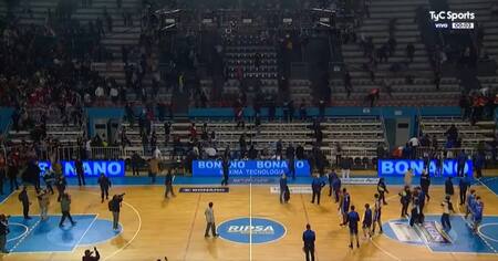 Pelea entre hinchadas de Peñarol y Quilmes de Mar del Plata. Foto: Captura.