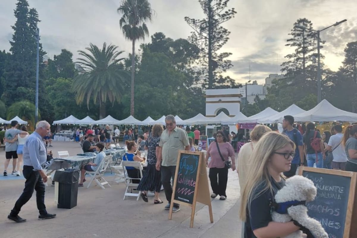 Puestos de la feria Nuevos Sabores con visitantes recorriendo el Parque Rivadavia en el barrio de Caballito.