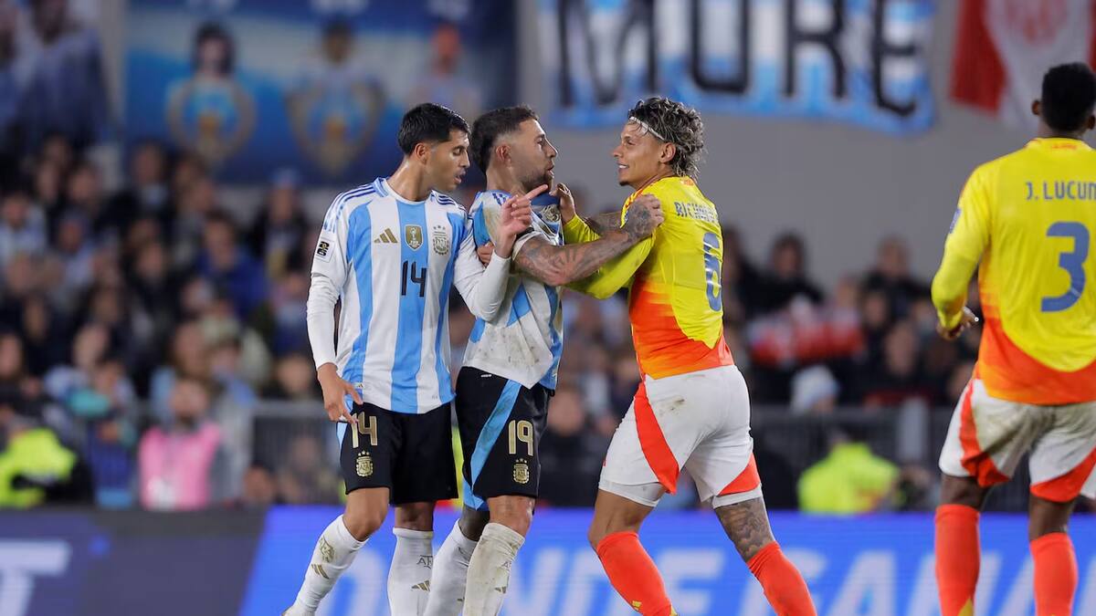 El forcejeo entre Nicolás Otamendi y Richard Ríos.