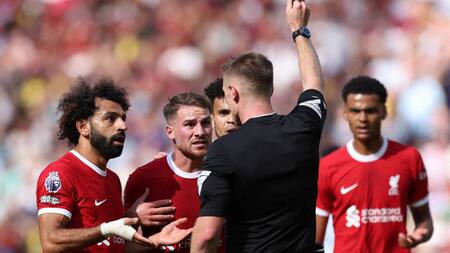 Expulsión de Alexis Mac Allister en el Liverpool. Foto: REUTERS.