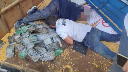 Cocaína escondida en un camión de maíz. Foto: Aduana.