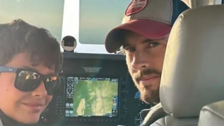 Empresario y su hijo pilotando el avión. Foto: Twitter.