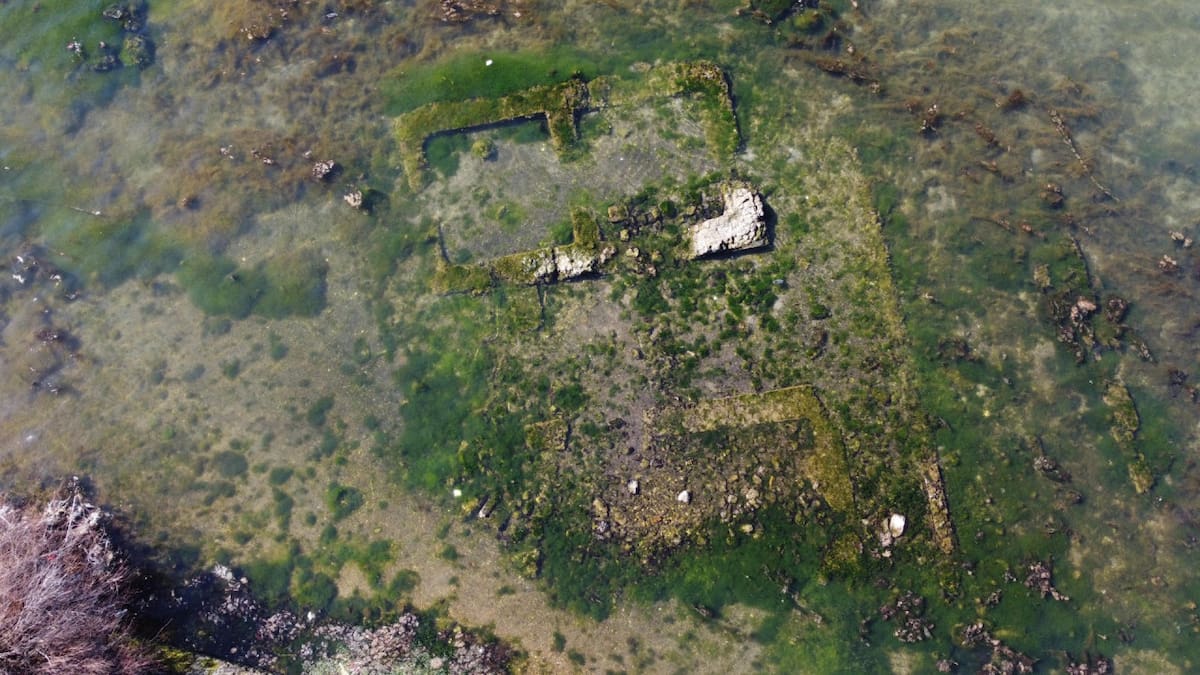 Increíble hallazgo: emergieron ruinas romanas en un lago de Nápoles por un fenómeno que eleva el suelo