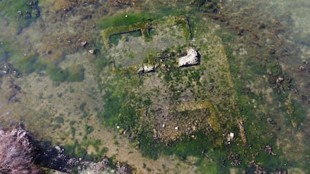 Restos de una villa romana emergidos en un lago cerca de la ciudad italiana de Nápoles. Foto: EFE.