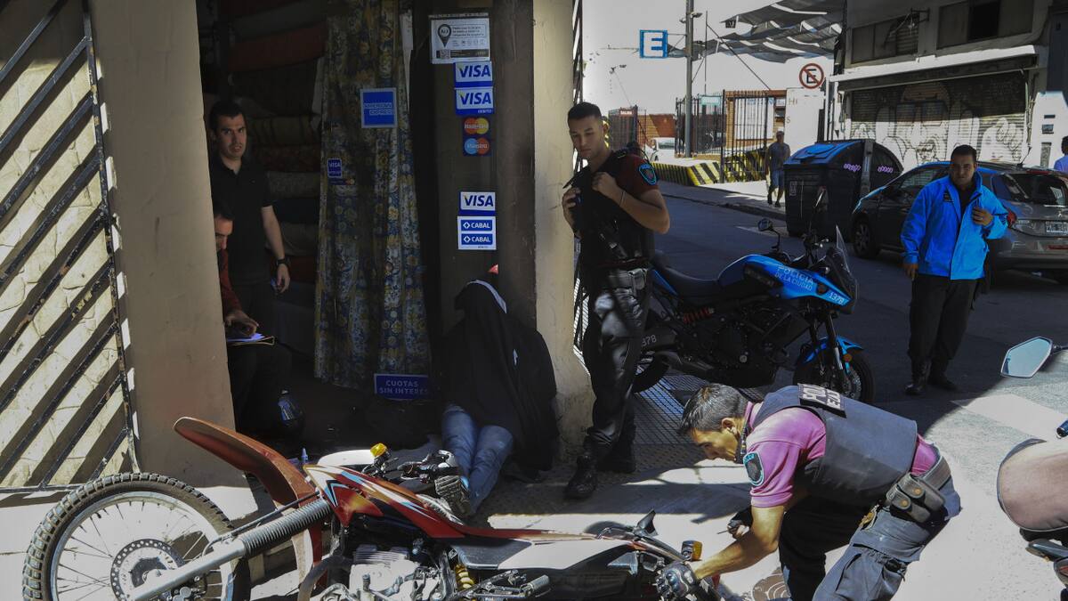 Quieren impedir que dos personas circulen en la misma moto para evitar delitos de motochorros. Foto: NA.