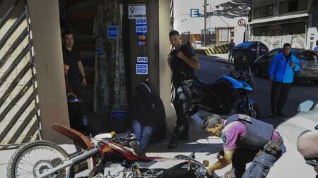 Quieren impedir que dos personas circulen en la misma moto para evitar delitos de motochorros. Foto: NA.