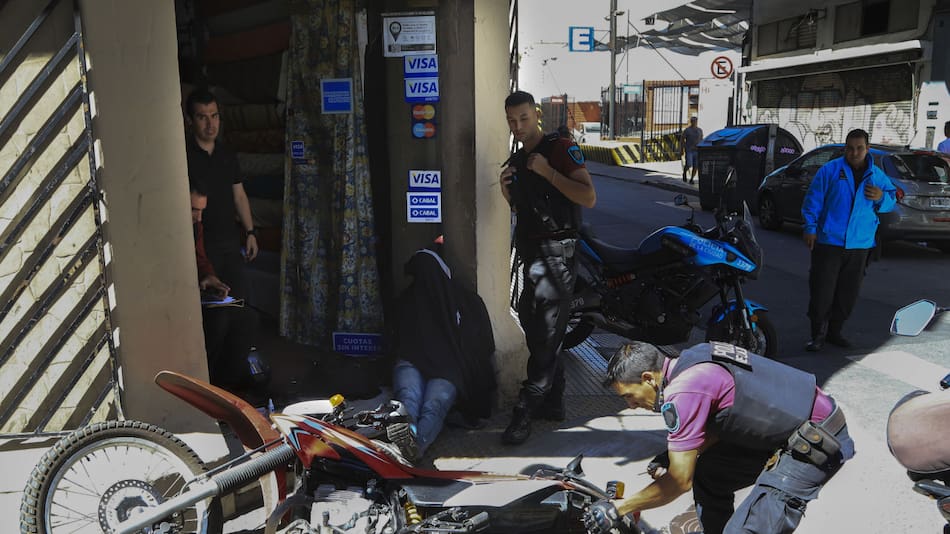 Quieren impedir que dos personas circulen en la misma moto para evitar delitos de motochorros. Foto: NA.