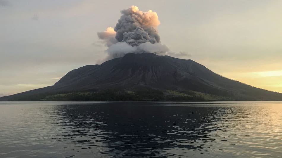 Volcán en Indonesia. Foto: Reuters.