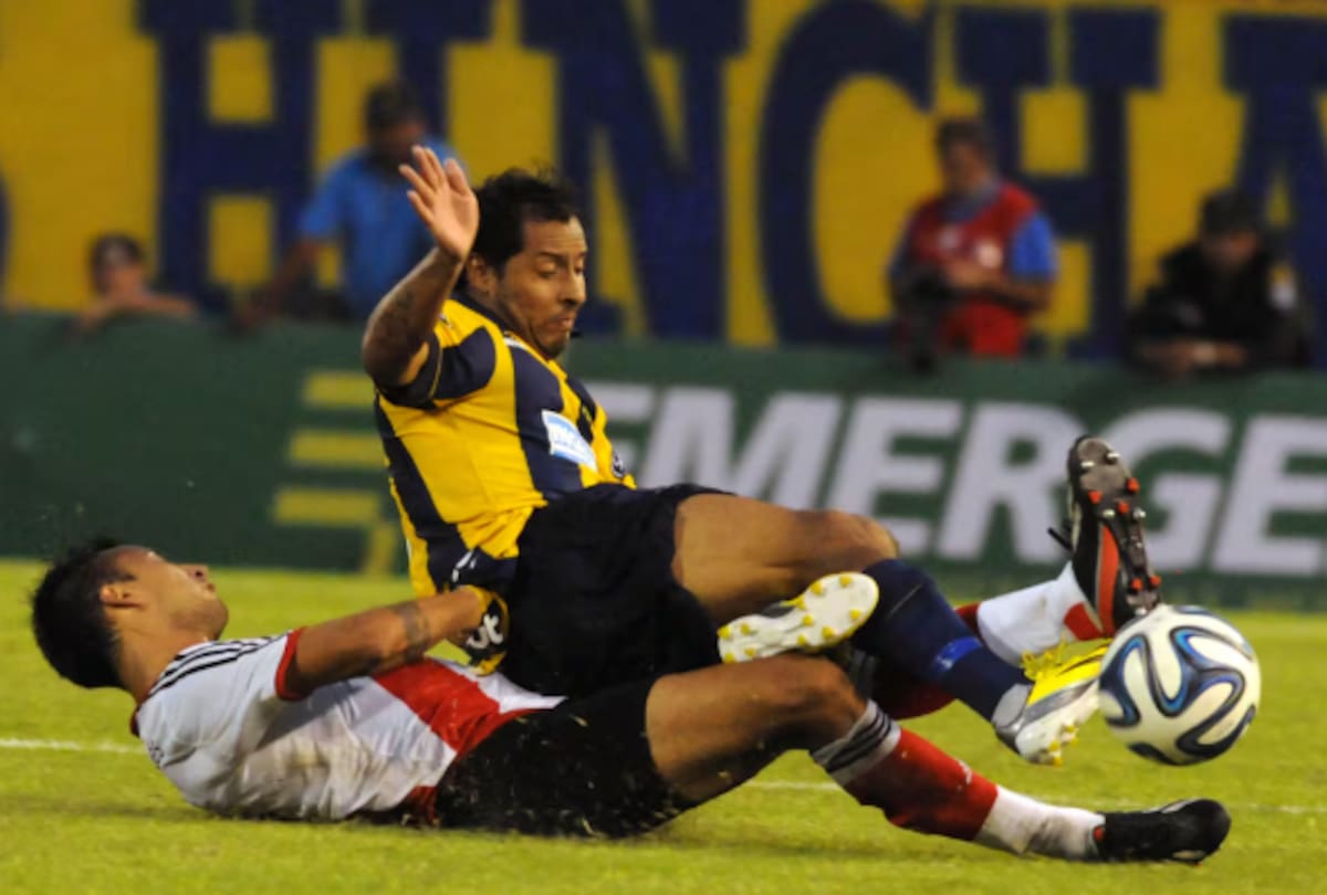 Hernán "Sapito" Encina disputa una jugada durante un partido de fútbol.